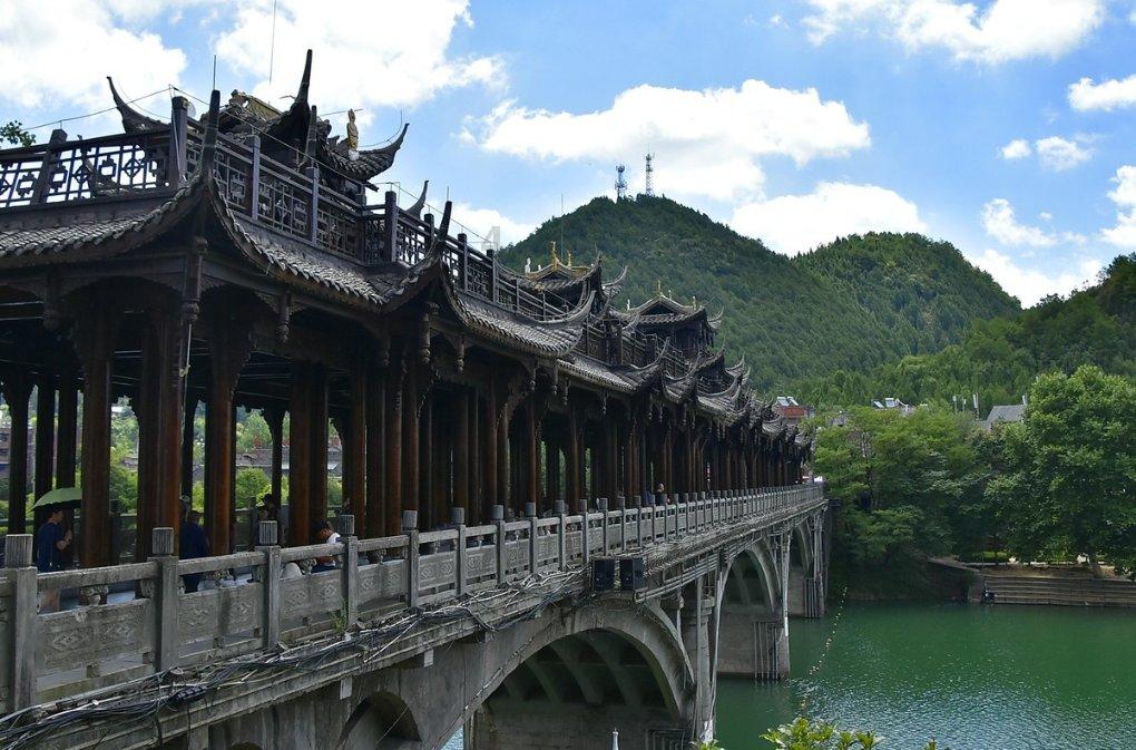 敲响安全警钟!网红烟花实测进校园 学生现场见证网红烟花的威力